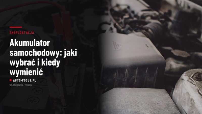 Czarne kable rozruchowe z czerwonym i czarnym zaciskiem podpięte do biegunów akumulatora samochodowego w komorze silnika