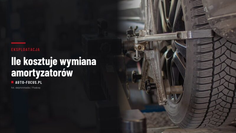 Głowica urządzenia do geometrii kół zamocowana na przednim kole samochodu stojącego na podnośniku warsztatowym