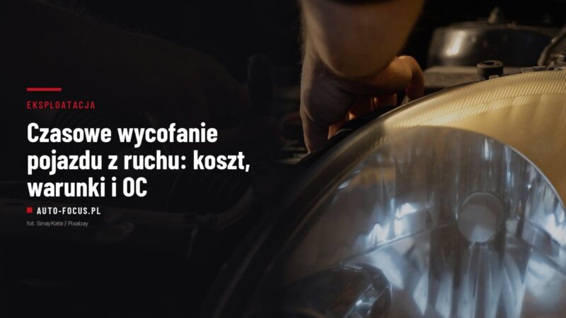 Dłonie mechanika przy reflektorze samochodu w warsztacie
