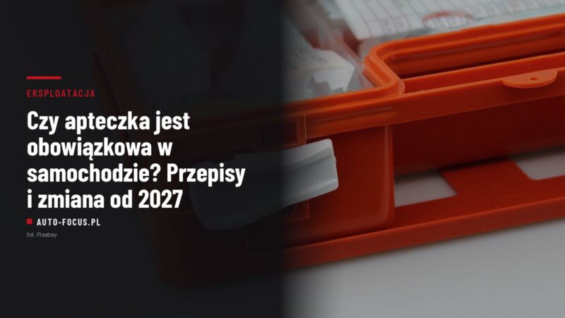 Otwarta pomarańczowa apteczka samochodowa z opatrunkami i rękawiczkami