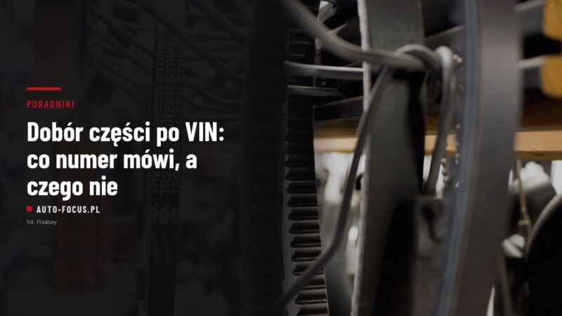 Paski napędowe i elementy osprzętu silnika na regale w sklepie z częściami samochodowymi