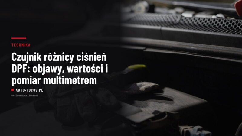 Rękawica robocza i wkrętak na komorze silnika, obok złącze elektryczne wiązki