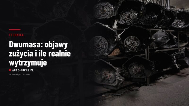 Rząd zdemontowanych skrzyń biegów na regale w warsztacie samochodowym