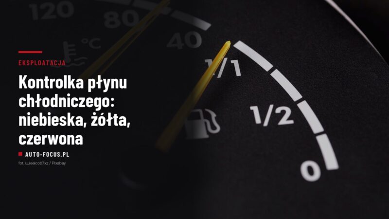 Zbliżenie zegarów samochodowych ze wskaźnikiem temperatury płynu chłodniczego i poziomu paliwa