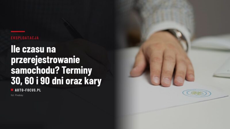 Dłoń przytrzymująca dokument z pieczęcią podczas podpisywania