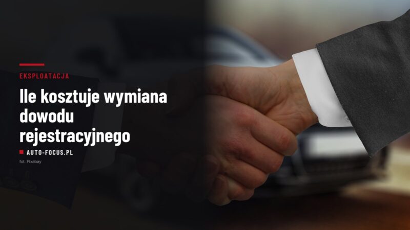 Uścisk dłoni nad biurkiem w salonie samochodowym, w tle samochód