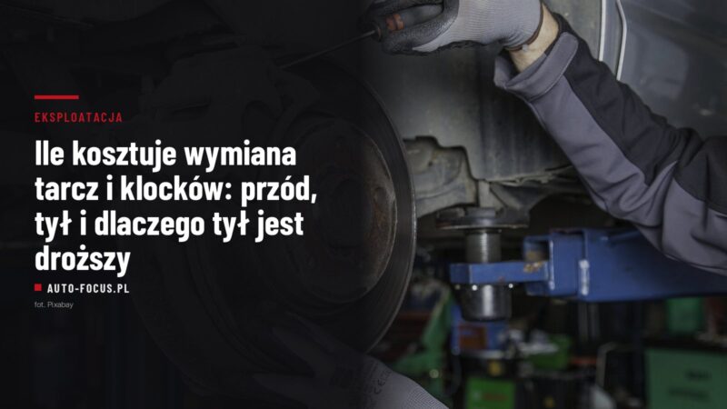Mechanik przy tarczy hamulcowej w kole samochodu uniesionego na podnośniku