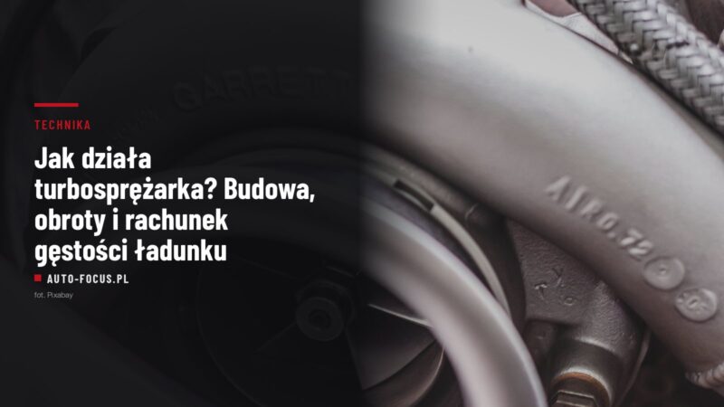 Turbosprężarka Garrett w komorze silnika — widoczny kadłub sprężarki z wirnikiem i przewód dolotowy