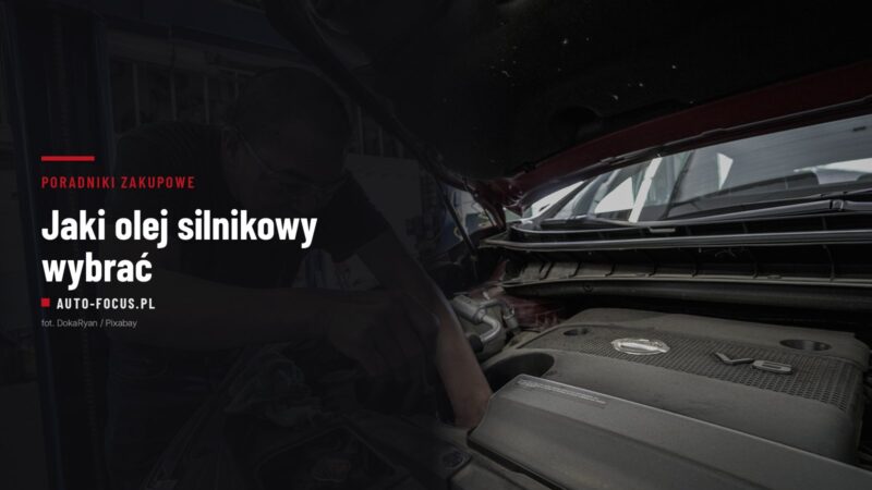 Mechanik pochylony nad otwartą komorą silnika podczas wymiany oleju w warsztacie