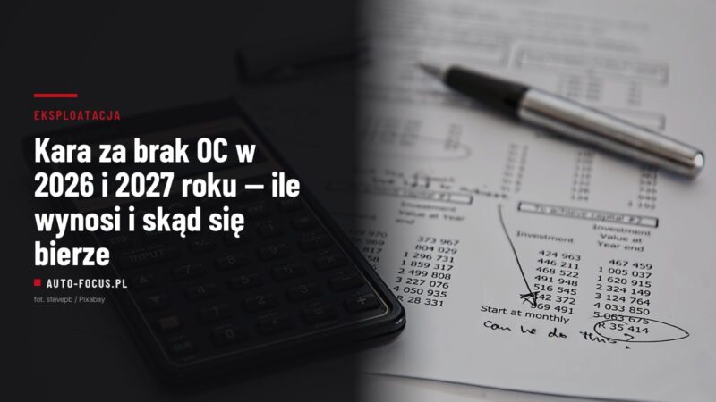 Kalkulator i pióro leżące na wydruku z tabelami liczb i odręcznymi notatkami