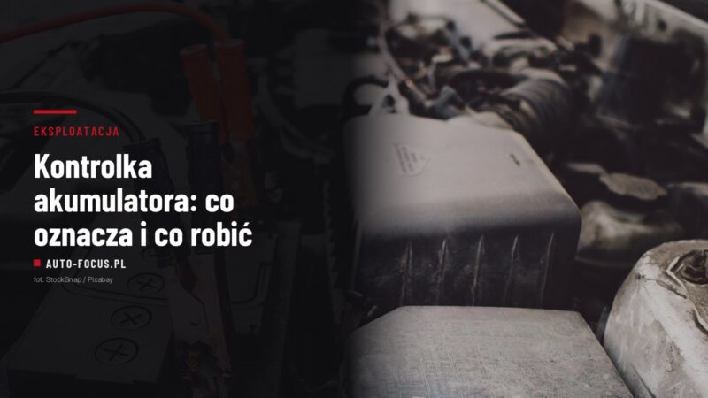Kable rozruchowe wpięte na klemy akumulatora samochodowego w komorze silnika