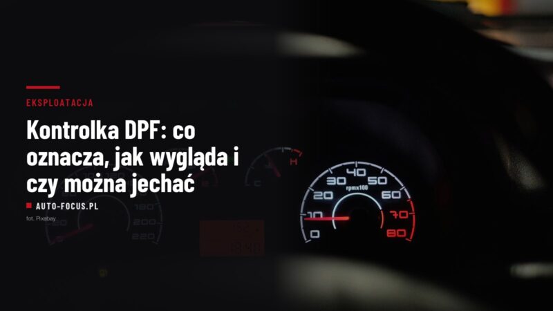 Deska rozdzielcza samochodu z podświetlonymi zegarami i kontrolkami
