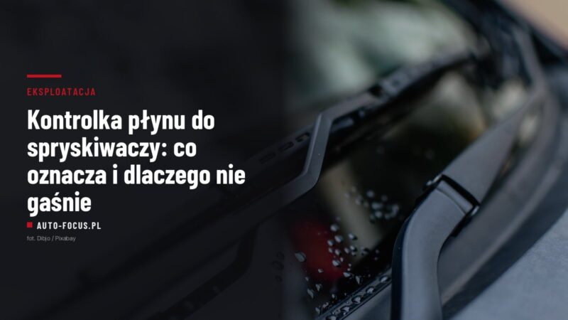 wycieraczka na mokrej przedniej szybie samochodu, krople wody na szkle