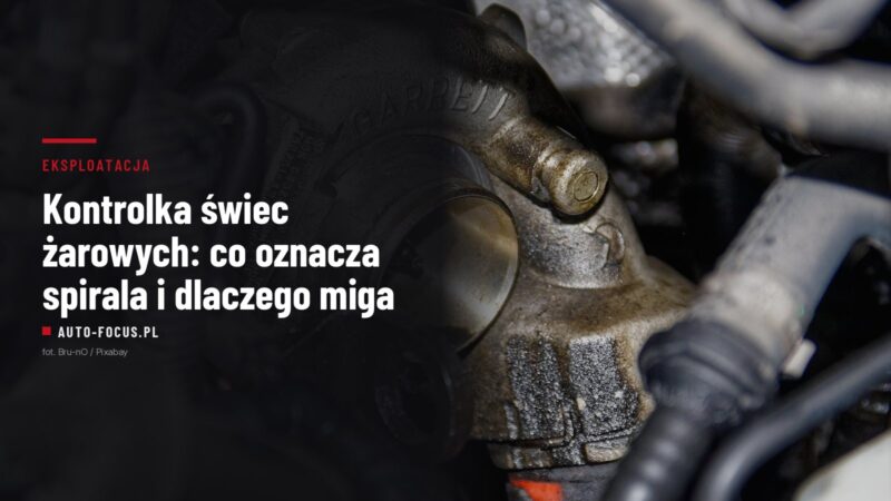 Zabrudzona turbosprężarka Garrett i przewody w komorze silnika diesla