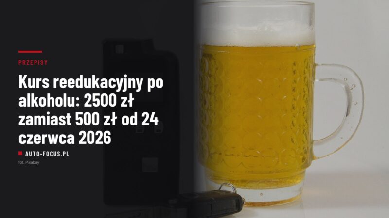 Kufel piwa, kluczyk samochodowy i alkomat na jasnym tle