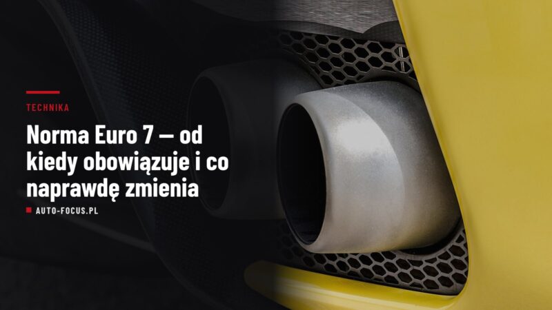 Podwójne końcówki rury wydechowej w tylnym zderzaku samochodu