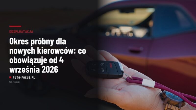 Dłoń trzymająca kluczyk samochodowy przy otwartych drzwiach auta