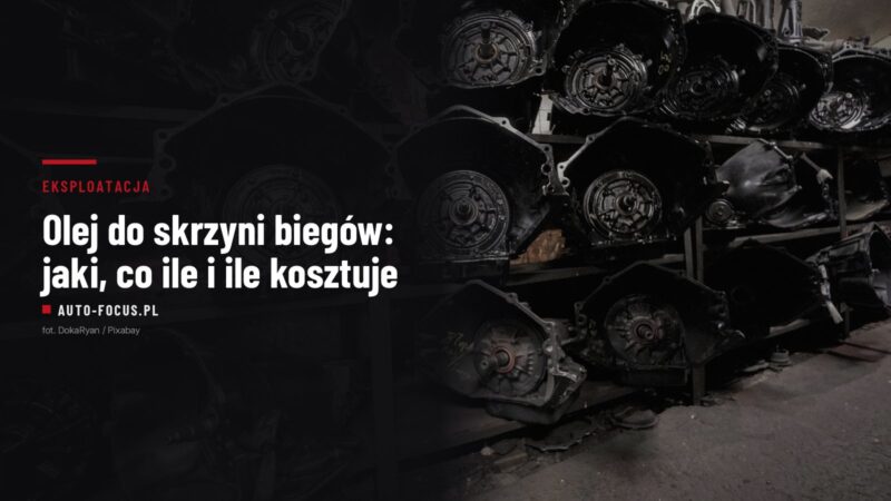 Rząd zdemontowanych skrzyń biegów ustawionych na metalowym regale w warsztacie