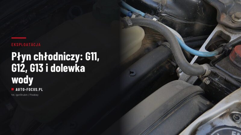 Zbiorniczek wyrównawczy płynu chłodniczego z widocznym poziomem cieczy w komorze silnika