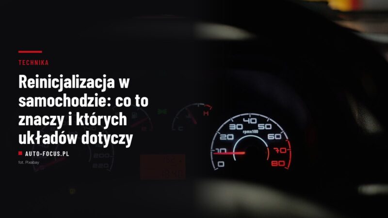 Zegary i wyświetlacz na tablicy wskaźników samochodu