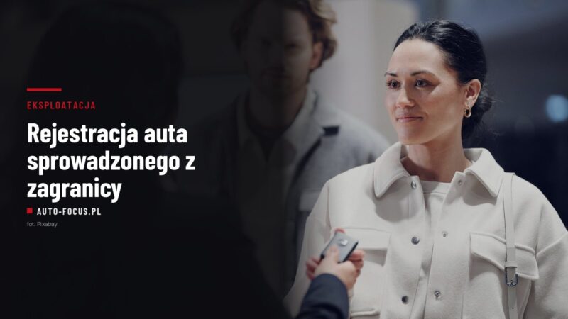 kobieta odbiera kluczyk do samochodu przy zakupie auta