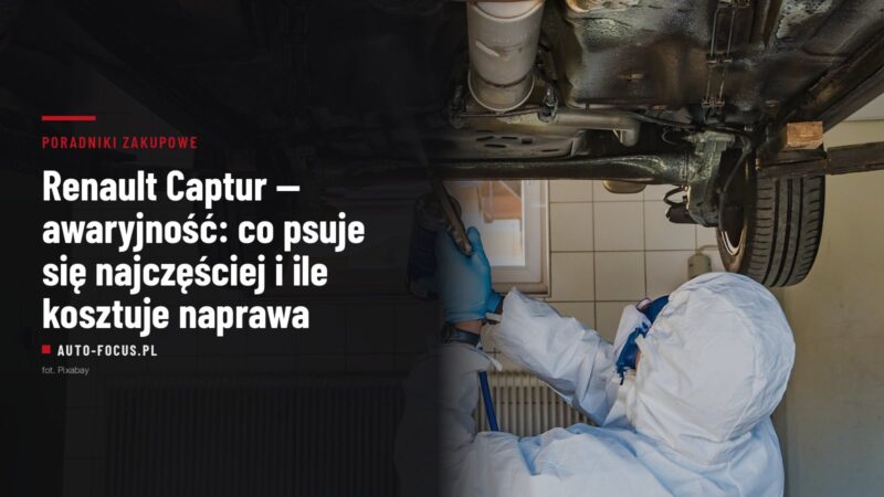 Mechanik nakłada powłokę antykorozyjną na podwozie samochodu uniesionego na podnośniku