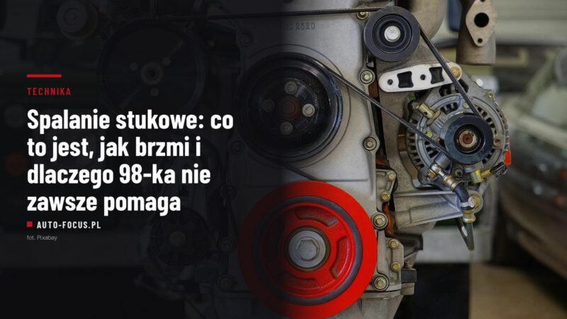 Bok silnika samochodowego z paskiem osprzętu, alternatorem i czerwonym kołem pasowym wału korbowego