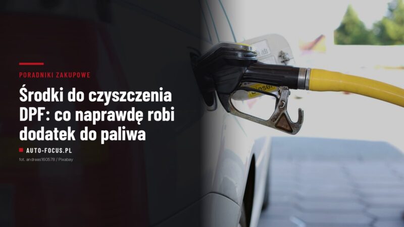 Pistolet dystrybutora z oznaczeniem Diesel we wlewie paliwa samochodu osobowego