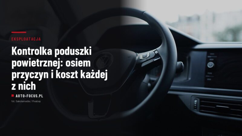 Zbliżenie na kierownicę samochodu z osłoną poduszki powietrznej kierowcy