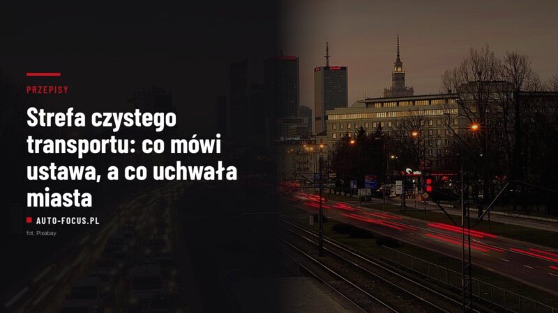 Nocny ruch samochodowy na ulicy w centrum Warszawy, w tle Pałac Kultury i Nauki