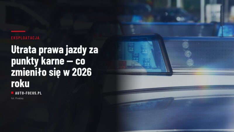 Niebieska belka świetlna na dachu radiowozu podczas kontroli drogowej
