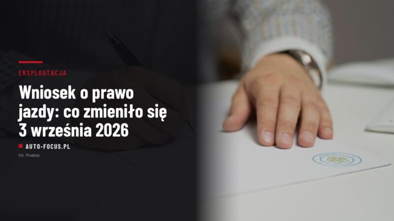 Dłoń podpisująca dokument urzędowy z pieczęcią na białym biurku