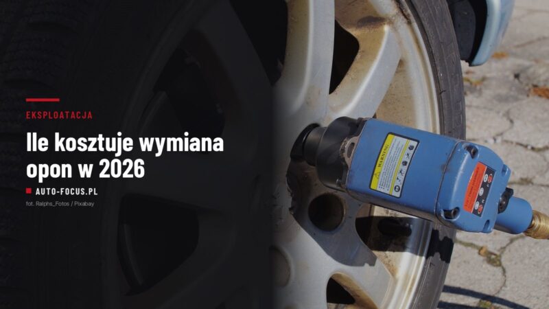 Klucz pneumatyczny odkręcający śrubę koła z aluminiową felgą podczas sezonowej wymiany opon