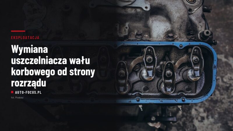 otwarta głowica rozebranego silnika samochodowego z dźwigienkami zaworowymi