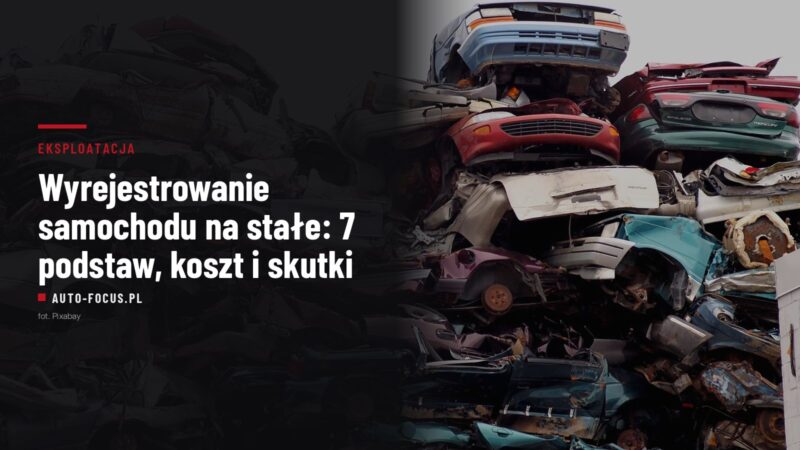 Sprasowane wraki samochodów na złomowisku, przygotowane do demontażu