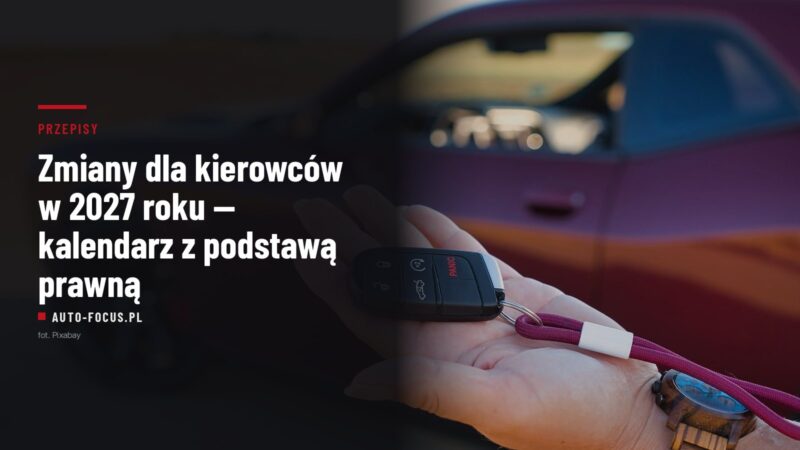 Dłoń trzymająca kluczyk samochodowy na tle auta