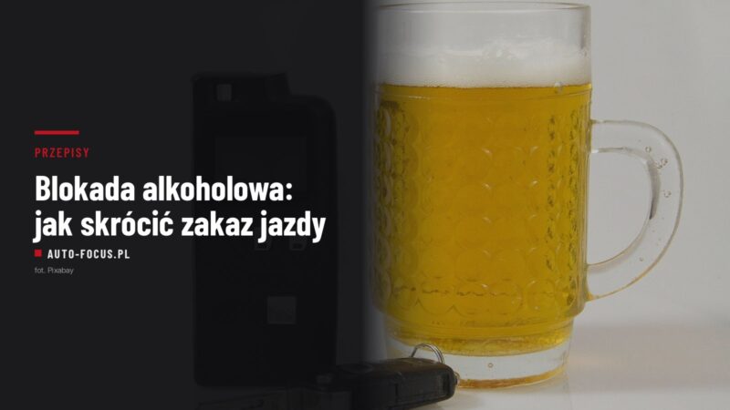 Alkomat, kufel piwa i kluczyk samochodowy na jasnym tle
