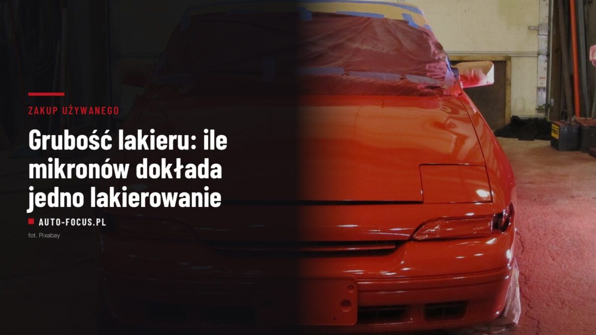 czerwony samochód w lakierni, szyby i dach zaklejone taśmą i folią przed malowaniem