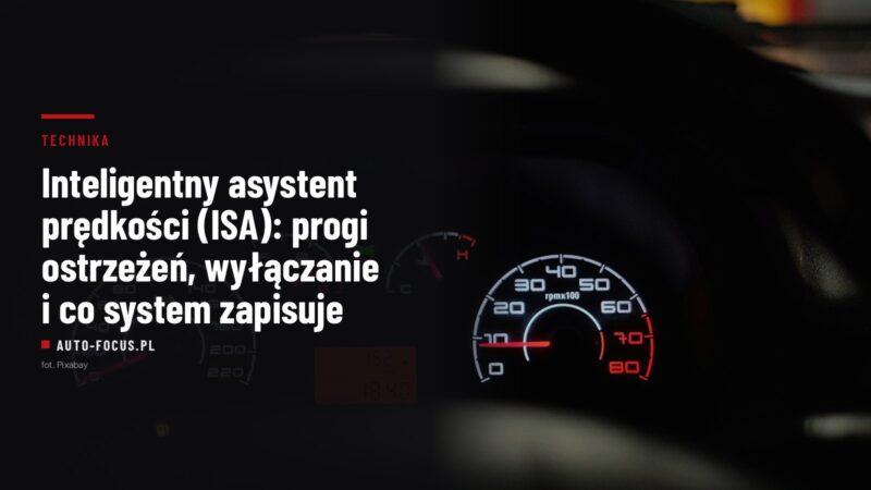 Ciemna tablica wskaźników samochodu z podświetlonym obrotomierzem i prędkościomierzem