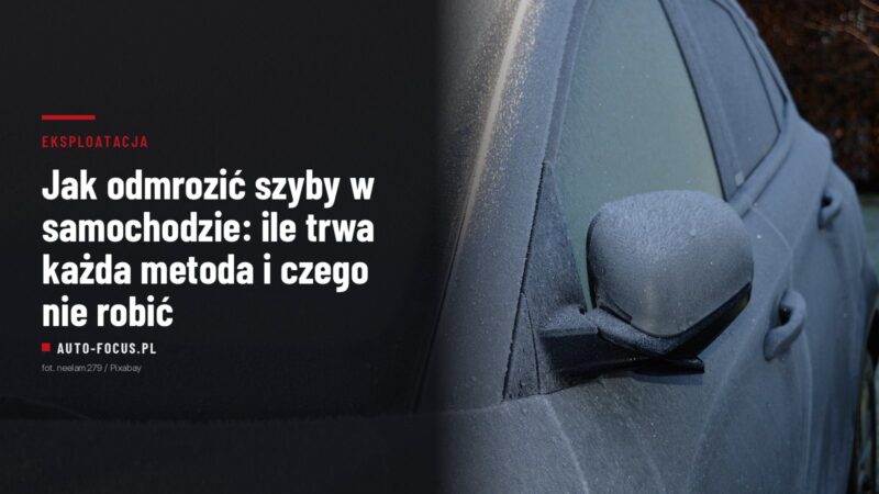 Oszroniona szyba boczna i lusterko samochodu pokryte warstwą szronu