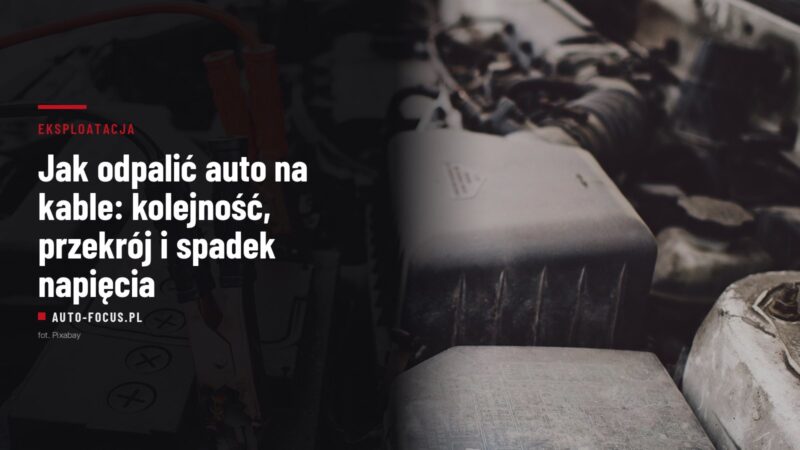 Kable rozruchowe podłączone do klemy akumulatora w komorze silnika