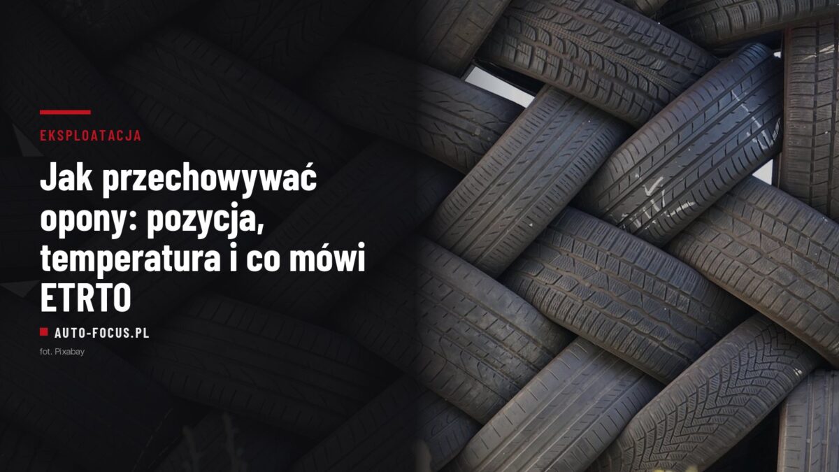 Stos czarnych opon samochodowych ułożonych w jodełkę