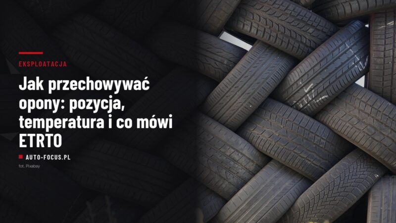 Stos czarnych opon samochodowych ułożonych w jodełkę