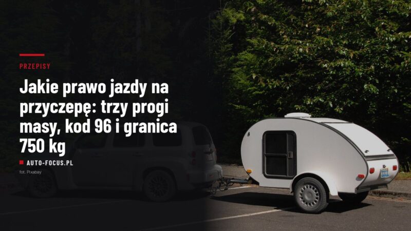 Samochód osobowy z lekką przyczepą kempingową, widoczny dyszel z łańcuchem zabezpieczającym