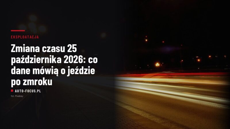 smugi świateł samochodów na ulicy po zmroku