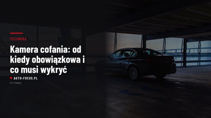 Tył samochodu zaparkowanego na miejscu postojowym w parkingu wielopoziomowym