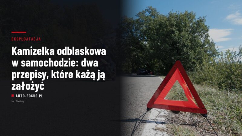 Czerwony trójkąt ostrzegawczy na poboczu, w tle unieruchomiony samochód