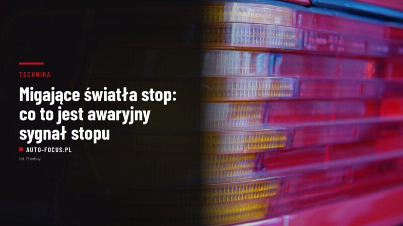 Tylna lampa samochodu z czerwonymi i pomarańczowymi sekcjami, ujęcie w ruchu