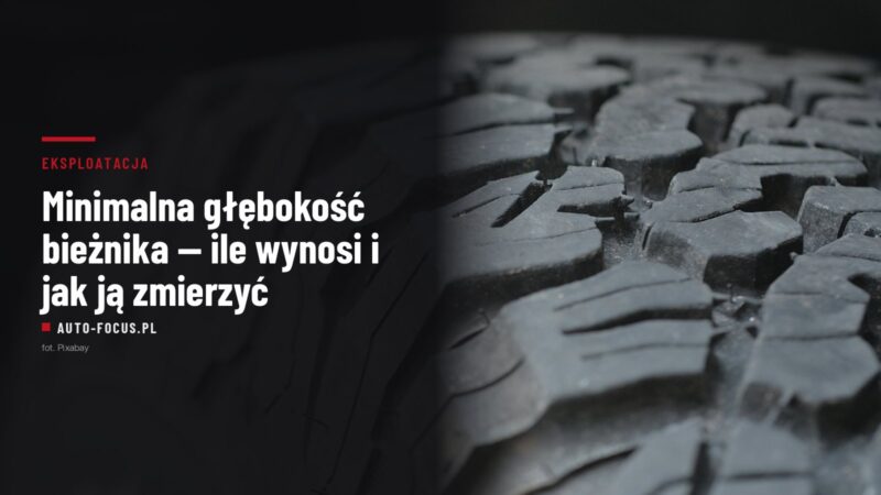 Zbliżenie na bieżnik opony samochodowej z widocznymi rowkami