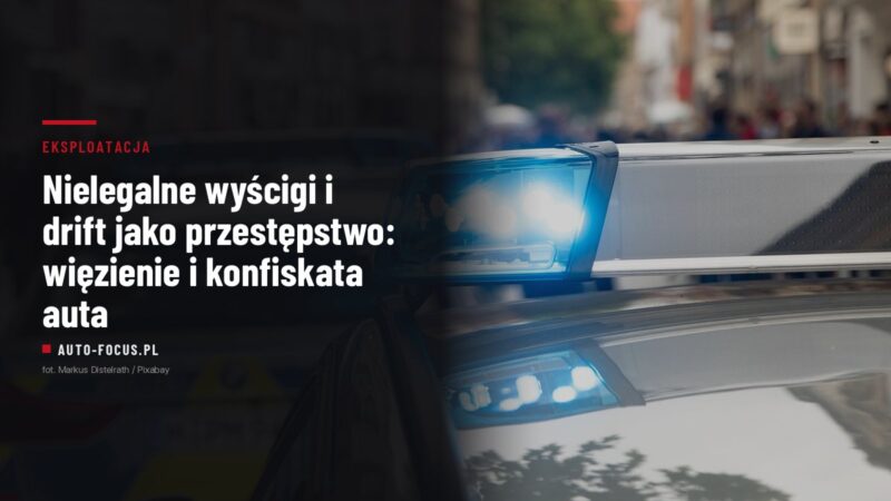 Oznakowany radiowóz policji z włączonymi niebieskimi światłami na drodze